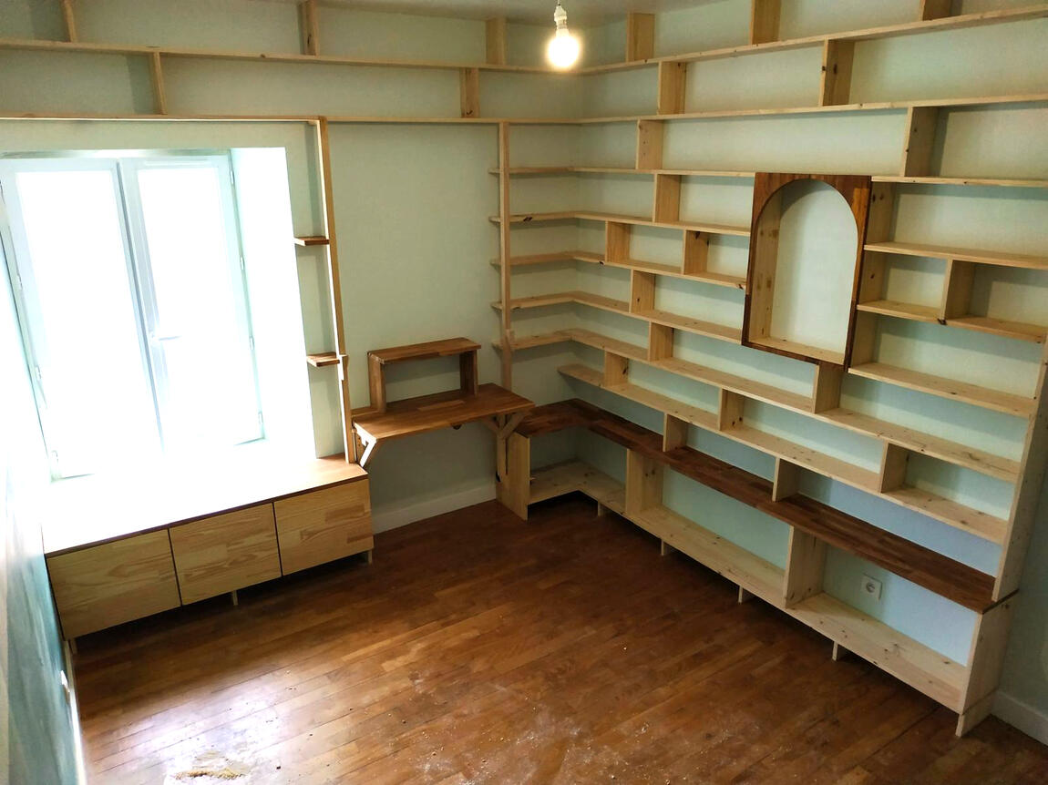 Bibliothèque avec bureau